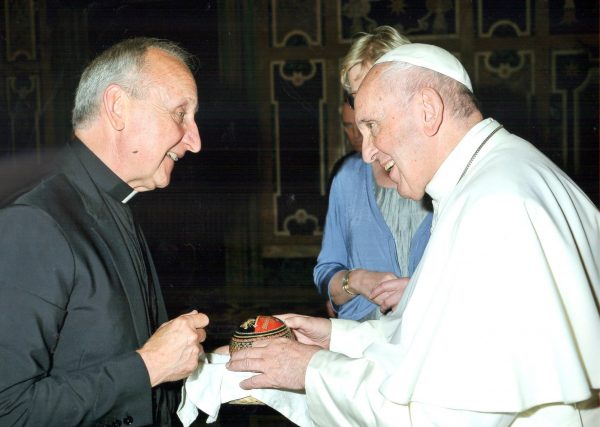  Папа Франциск із подарованою йому писанкою та отець-доктор Павло Лунів