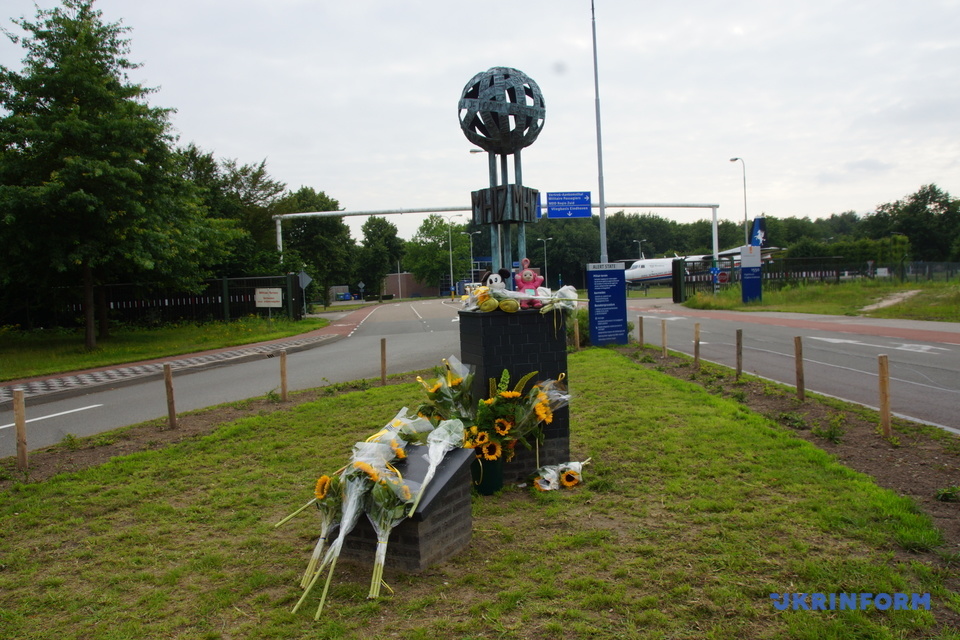 Пам’ять жертв катастрофи літака МН17 в Нідерландах вшанували місцеві українці - фото 2