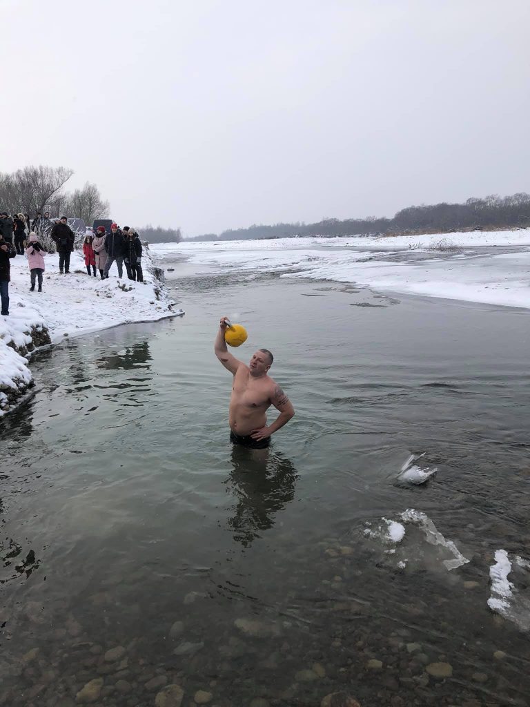 Прикарпатський поліцейський встановив рекорд із підіймання гирі у крижаній воді - фото 6