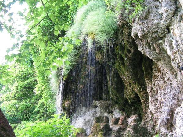 У селі Нирків, що на Тернопільщині – водоспади та руїни замку й домініканського костелу