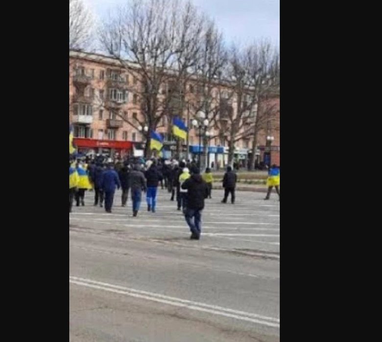 Незважаючи на переслідування, у Херсоні продовжуються акції проти російських окупантів - фото 2