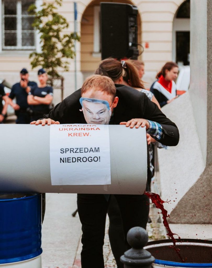 Українці у Варшаві влаштували протест перед посольством Угорщини: “Орбан п’є кров українців” - фото 2