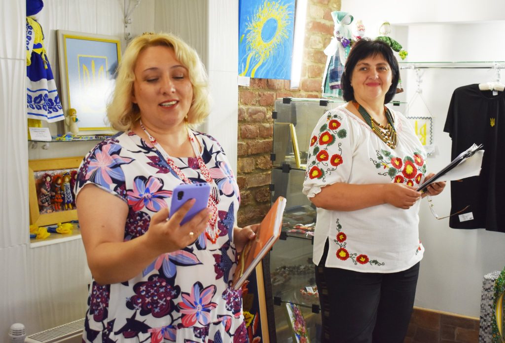 Майстри народного мистецтва різних регіонів у Чернівцях об’єднали свої зусилля на підтримку ЗСУ