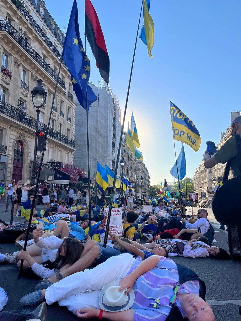 У Парижі вкотре пройшла маніфестація проти компаній, що продовжують співпрацю з рф