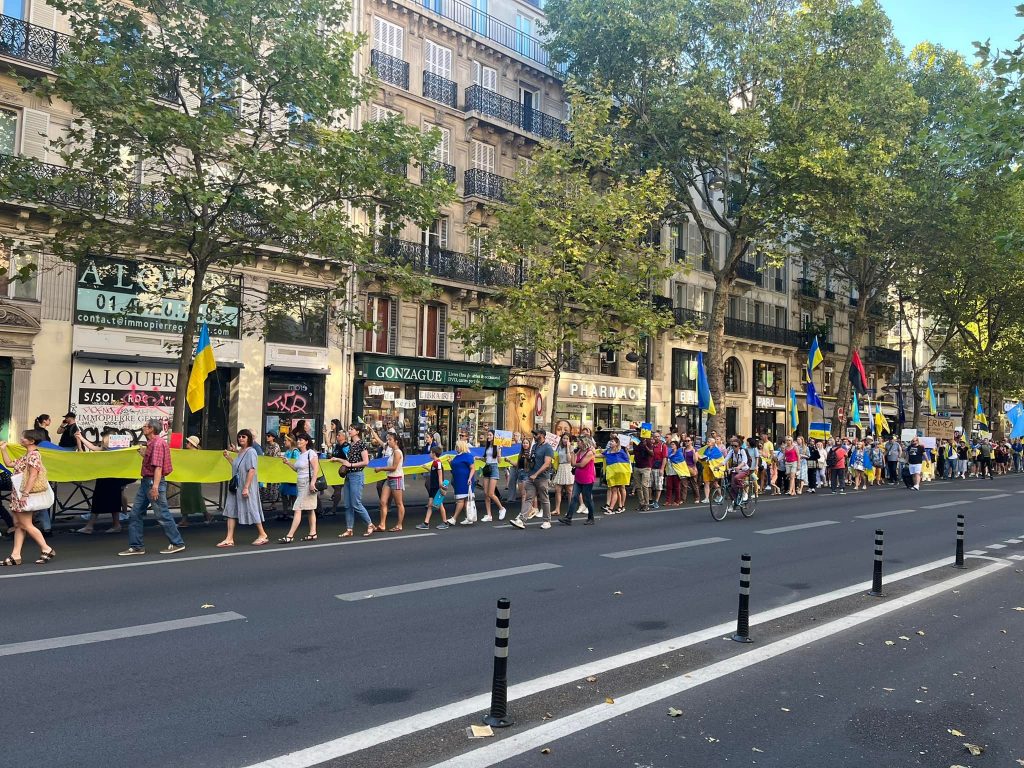 У Парижі вкотре пройшла маніфестація проти компаній, що продовжують співпрацю з рф - фото 2