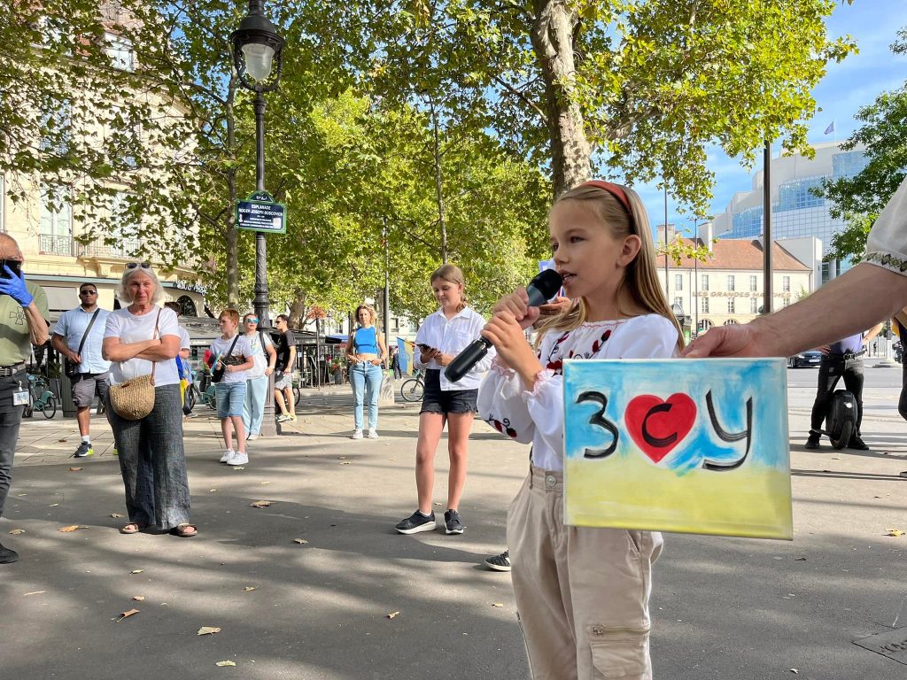 Чергова акція у Парижі на підтримку України зібрала понад 250 демонстрантів - фото 3