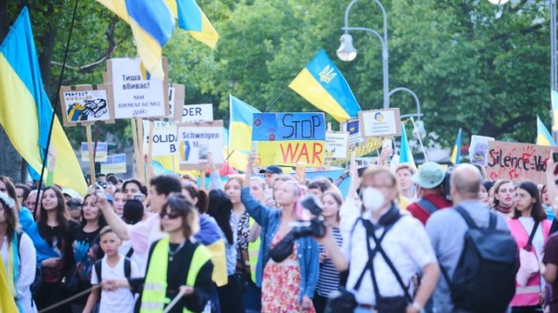 До Дня Незалежності України в Німеччині тисячі людей вийшли на акції “жовто-блакитної” підтримки