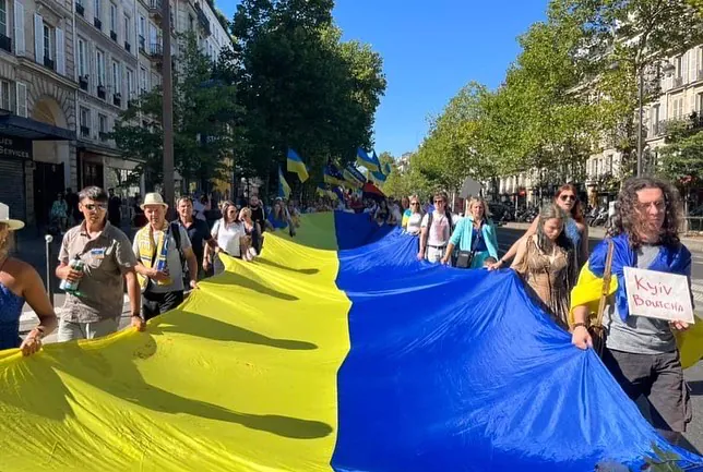 У Парижі відбулися хода та мітинг на підтримку України - фото 3