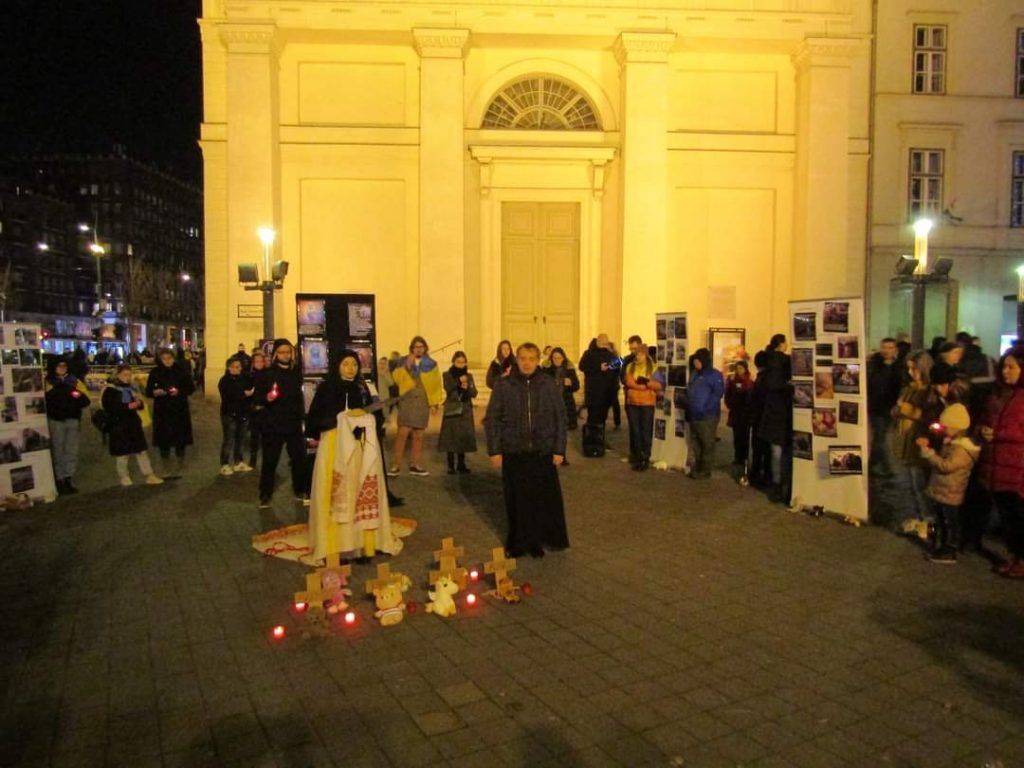 Українська молодь в Угорщині вшанувала пам’ять дітей що загинули в Україні від рук російських окупантів