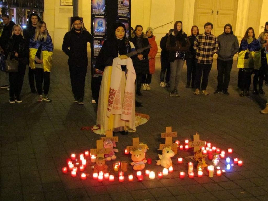Українська молодь в Угорщині вшанувала пам’ять дітей що загинули в Україні від рук російських окупантів - фото 6