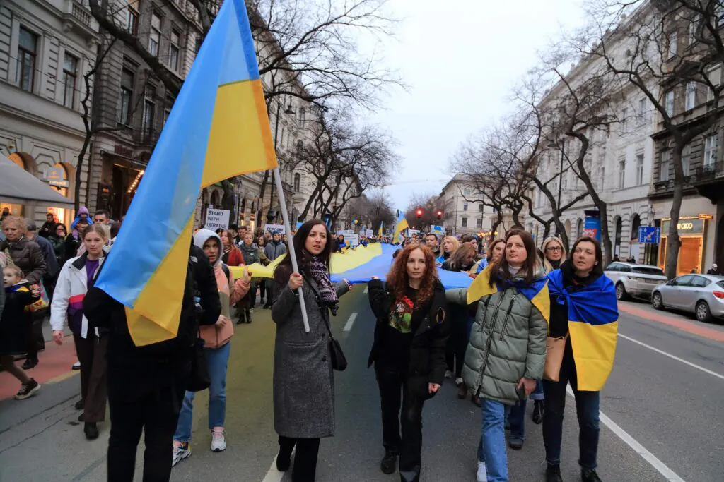 Тисячі українців та угорців в Будапешті вийшли Великою Ходою Солідарності в день трагічної річниці… - фото 5