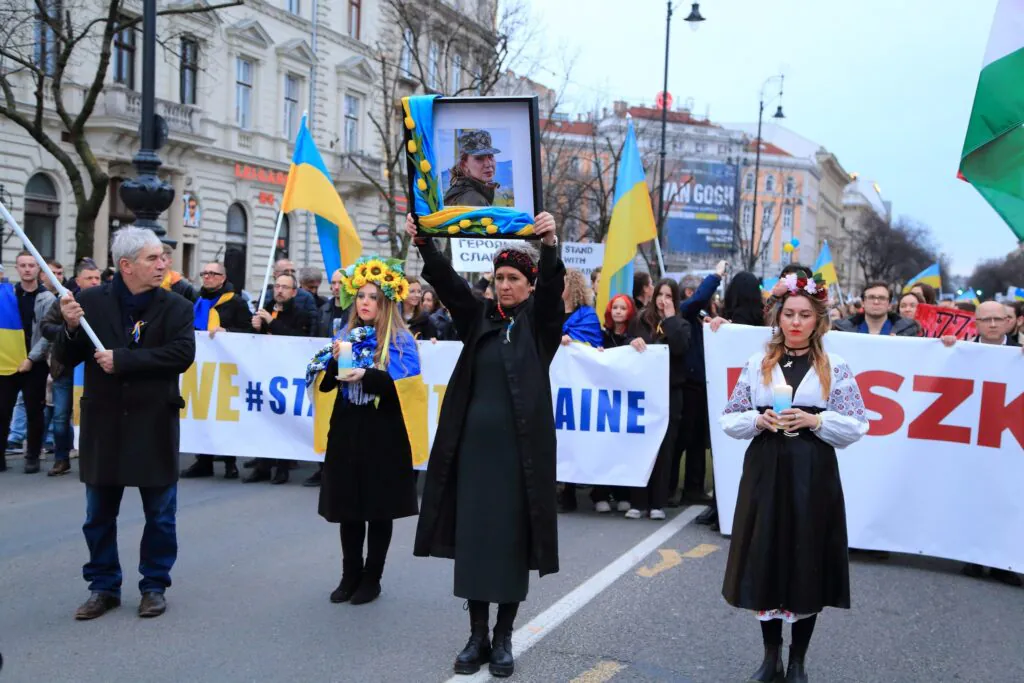 Тисячі українців та угорців в Будапешті вийшли Великою Ходою Солідарності в день трагічної річниці… - фото 4