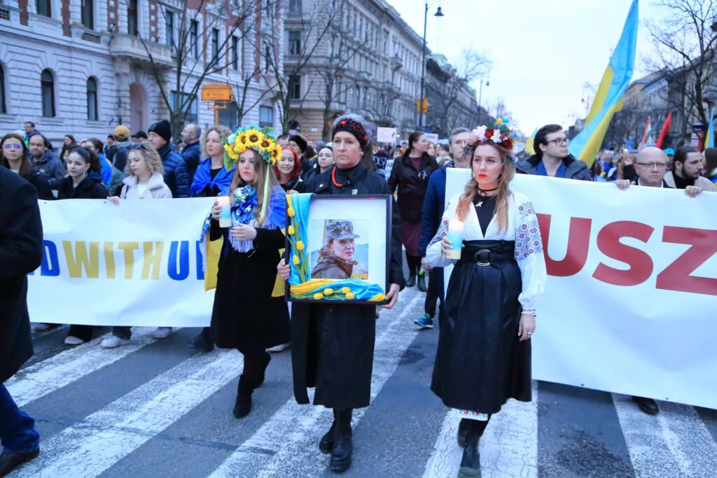 Тисячі українців та угорців в Будапешті вийшли Великою Ходою Солідарності в день трагічної річниці…