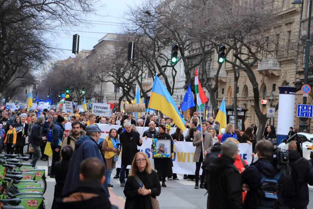 Тисячі українців та угорців в Будапешті вийшли Великою Ходою Солідарності в день трагічної річниці… - фото 6