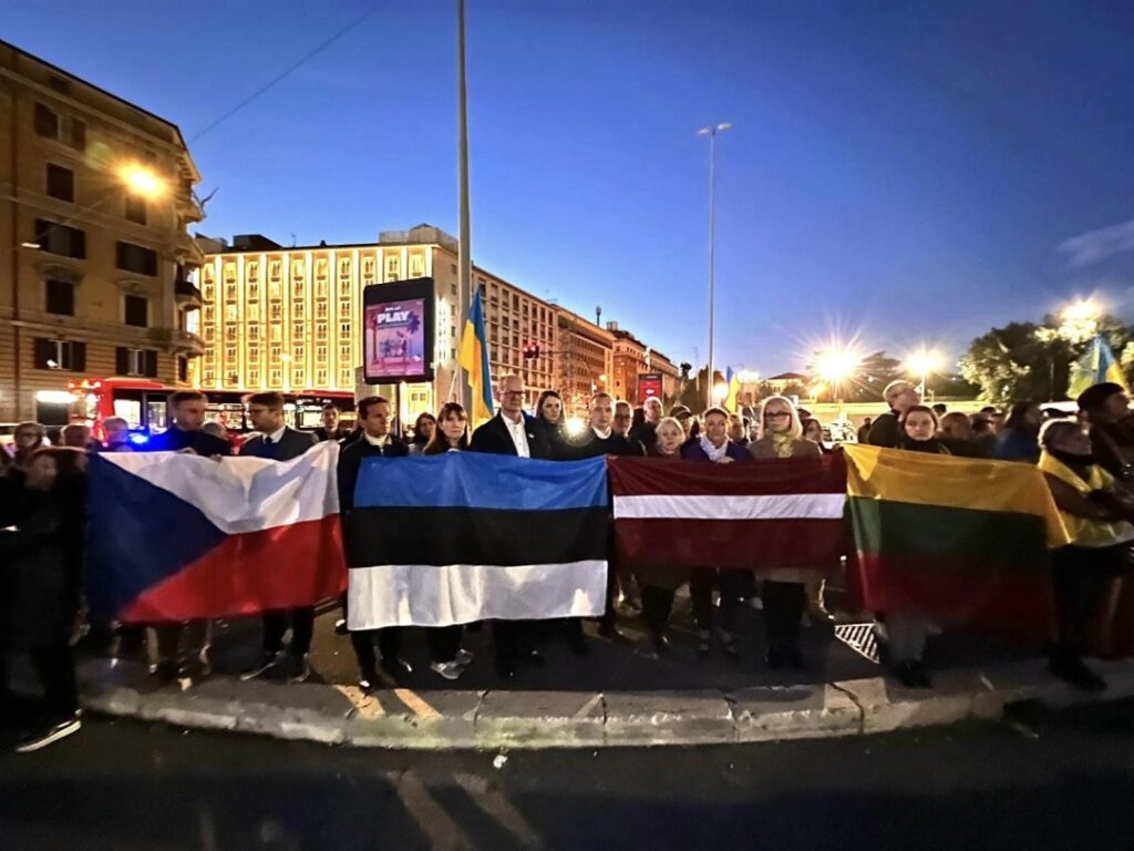 У Римі відбулася маніфестація до тисячного дня широкомасштабного вторгнення РФ - фото 4